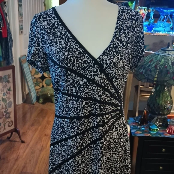 New Connected Apparel Black and White Ruched Sheath Dress Size 10 New Connected Apparel Black and White Ruched Sheath Dress Size 10